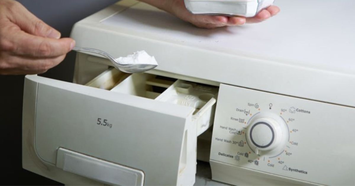 Do pračky vhoďte lžičku soli: Osvěží prádlo a vrátí mu ztracenou barvu