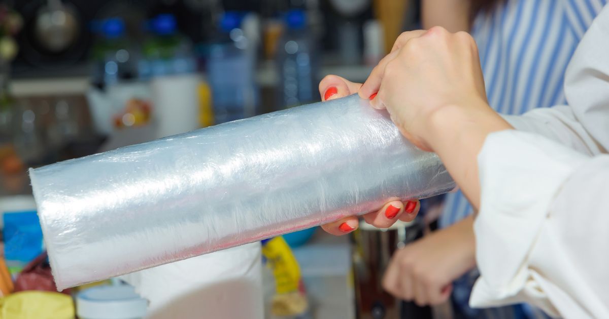 Lednici udrží v perfektní čistotě docela obyčejný kuchyňský pomocník – potravinová fólie