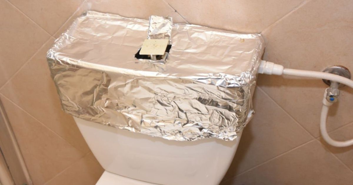 Jen 3 kuličky alobalu do toalety a je po problému: Hliníková fólie je úhlavním nepřítelem vodního kamene
