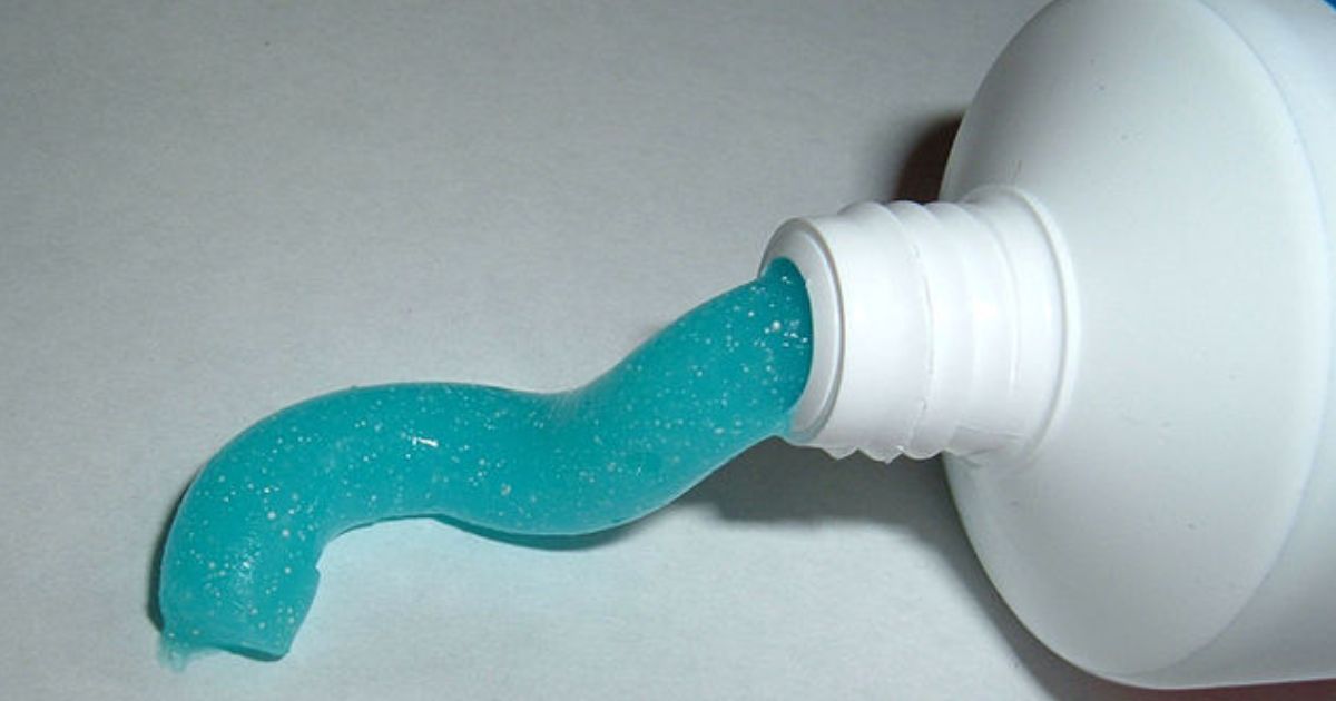 Zubní pasta nečistí jen zuby, dokáže vyčistit brýle a odstranit škrábance