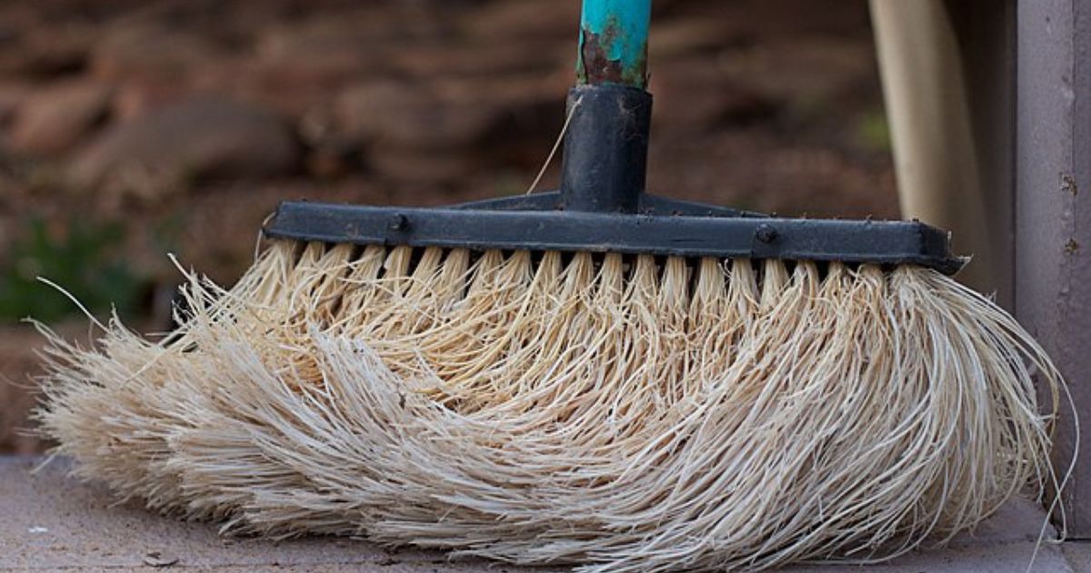 Na lopatku a koště nalepte izolepu, výrazně vám zkrátí dobu úklidu