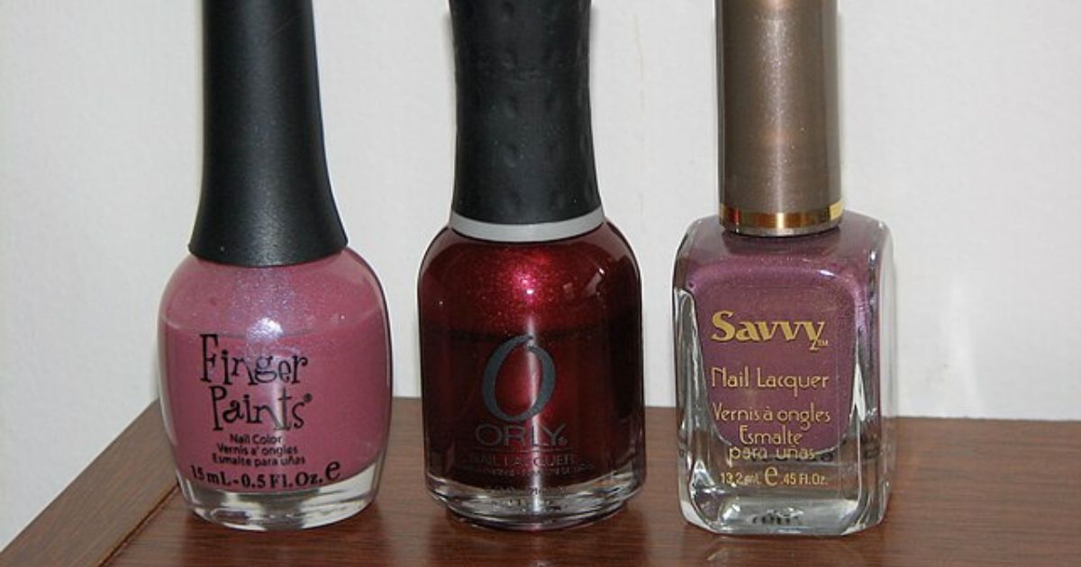 Staré laky na nehty nevyhazujte, dají se využít na opravu punčoch či tkaniček