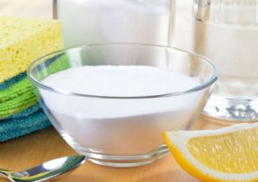 Do houbičky na nádobí vymačkejte citron, skvělá kombinace pro úklid