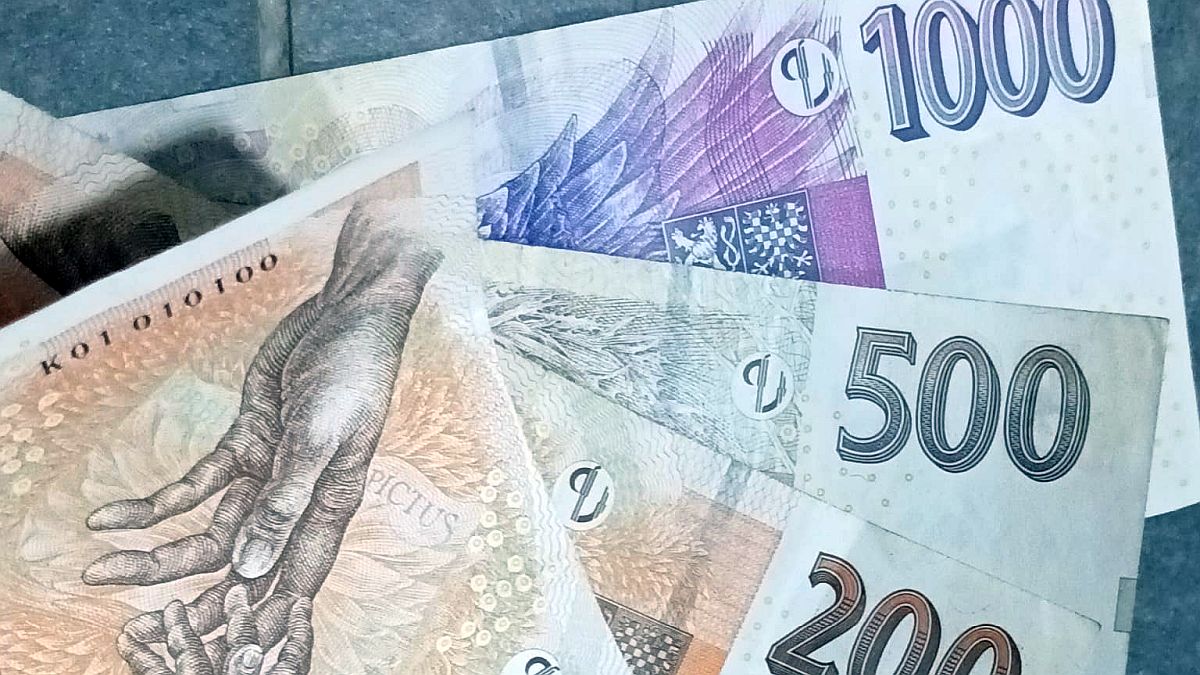 Dva stejné stříbrné svícny mohou mít ve výkupu stejnou cenu. Na aukci ale jeden přinese tisícovku a druhý sto tisíc. Rozhoduje detail, který vidíte jen lupou