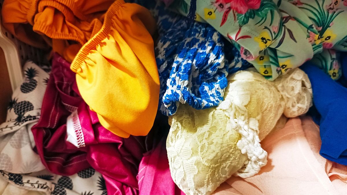 Oblečení, které není na praní ani do skříně, končí na židli v rohu. Existuje ale nábytek, který přesně na něj čeká