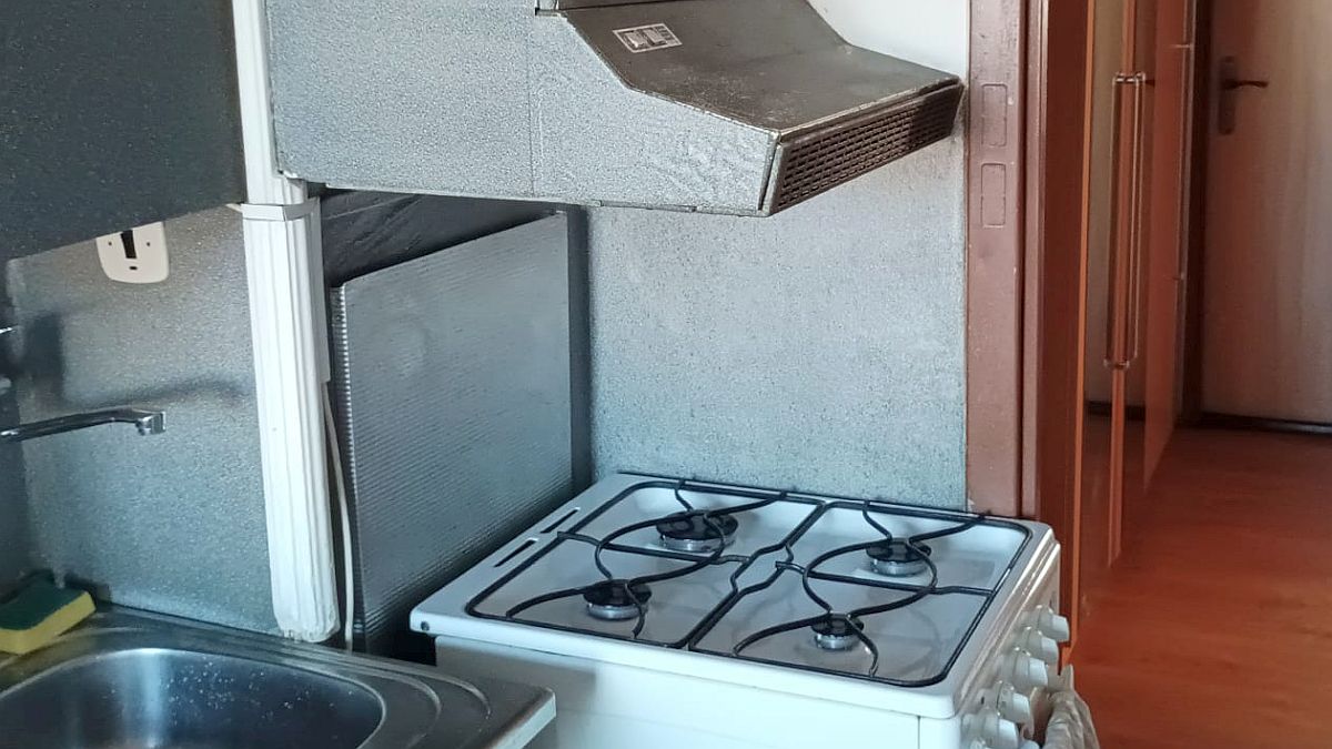Otevřené kuchyně vypadají krásně jen v časopisech. V reálném bytě způsobují tři problémy, které většina lidí řeší až po nastěhování