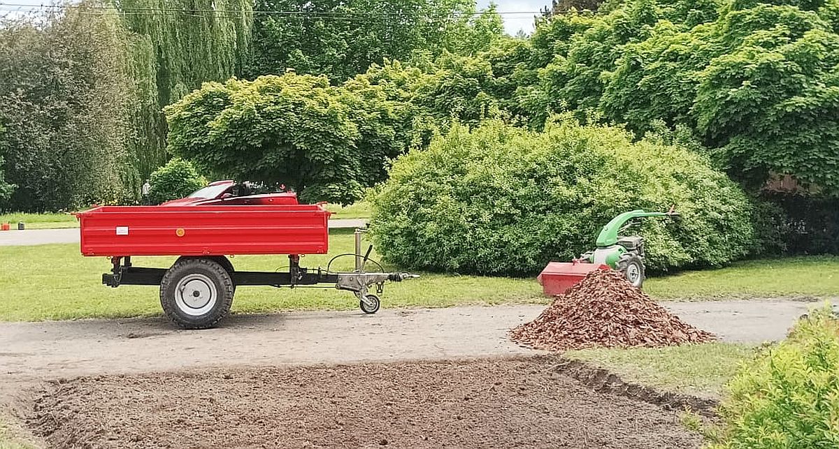 Zelená kaše na sekačce, ucpaný výhoz a přehřátý motor. Stačí nastříkat kuchyňský olej a mokrá tráva se přestane lepit