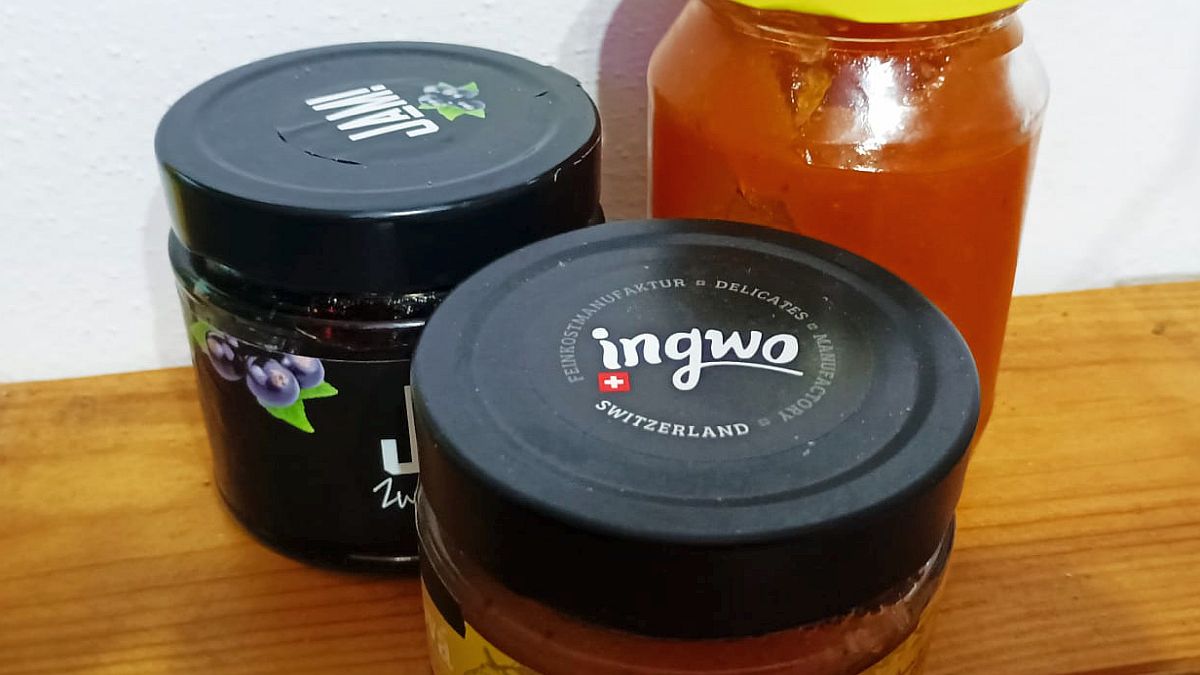 Mravenci v trávníku kopou hromádky a ničí celý trávník. Sklenice s marmeládou je přiměje odejít dobrovolně, bez jedu i pastí