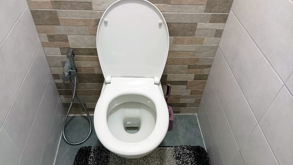 Kdo má citlivou pokožku, neměl by používat toaletní papír. Vodní hygiena stojí méně a odstraní bakterie, které papír jen rozetře