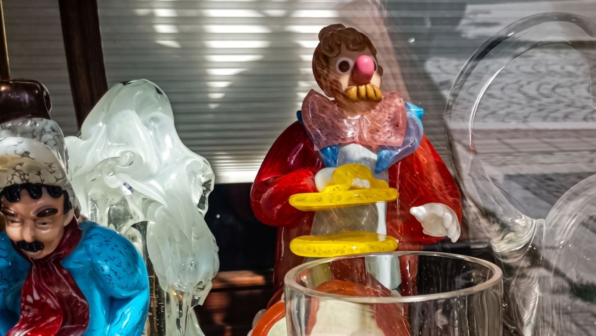 Na dně každého porcelánu je skryté razítko. Kdo ho umí přečíst, pozná během vteřiny, jestli drží stovky nebo tisíce