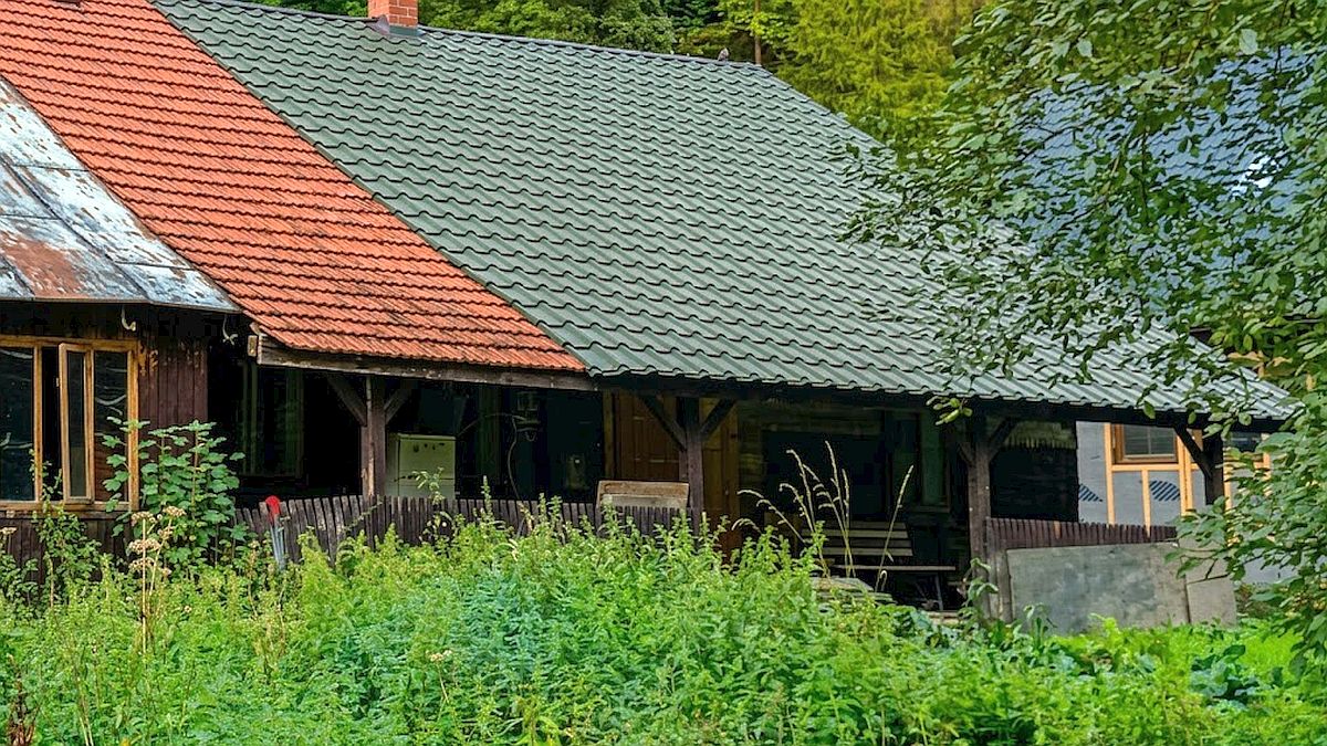 Malované skříňky, dřevěný strop a kamna, na kterých se spí. Chalupa Lucie Bílé v Českém ráji vypadá jako z jiného století