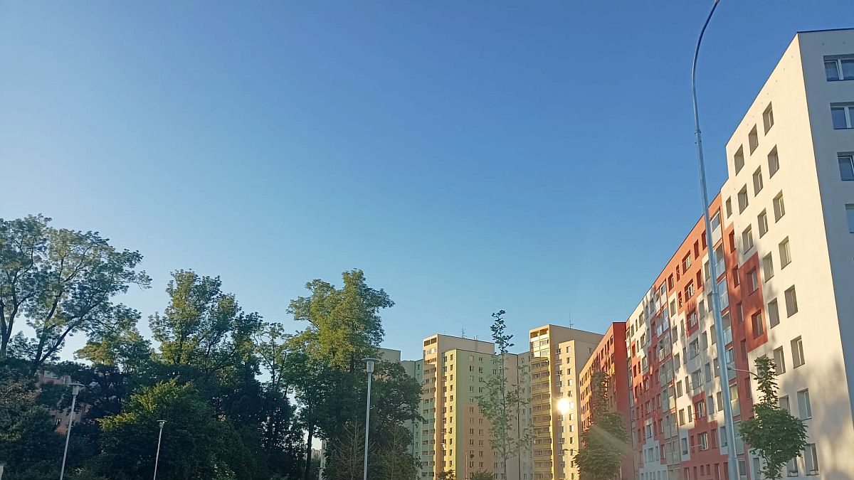Pod střechou je v létě peklo, ale většina lidí chladí byt špatně. Odborníci upozorňují na jednu chybu, která maří celý efekt
