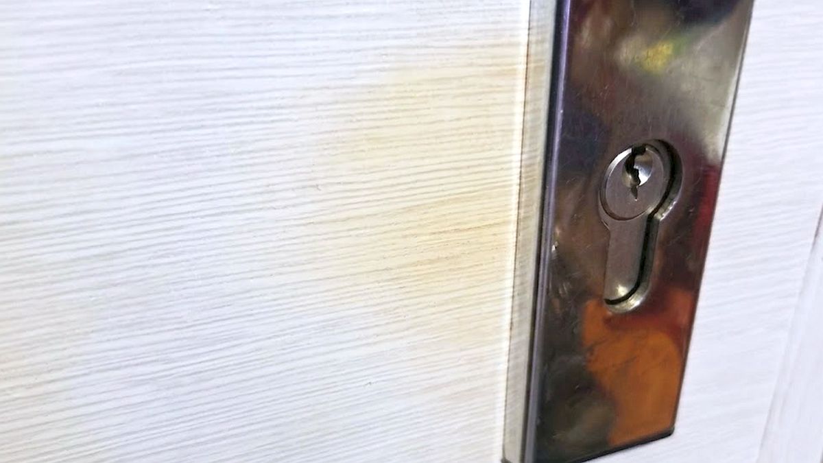 Bílé dveře žloutnou kvůli třem vlivům, o kterých většina lidí neví. Vrátit jim původní barvu přitom zvládne obyčejná zubní pasta