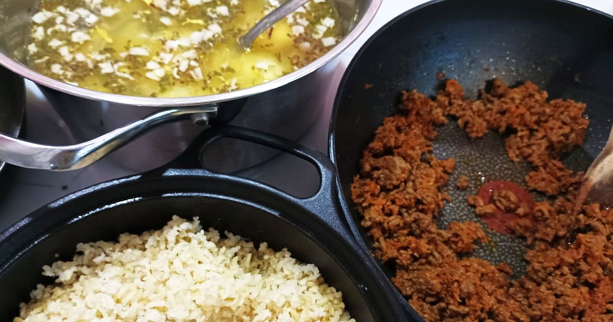 Připálený hrnec nedrhněte, ale povařte. Dvě lžíce jedlé sody udělají za pár minut víc než drátěnka za hodinu drhnutí