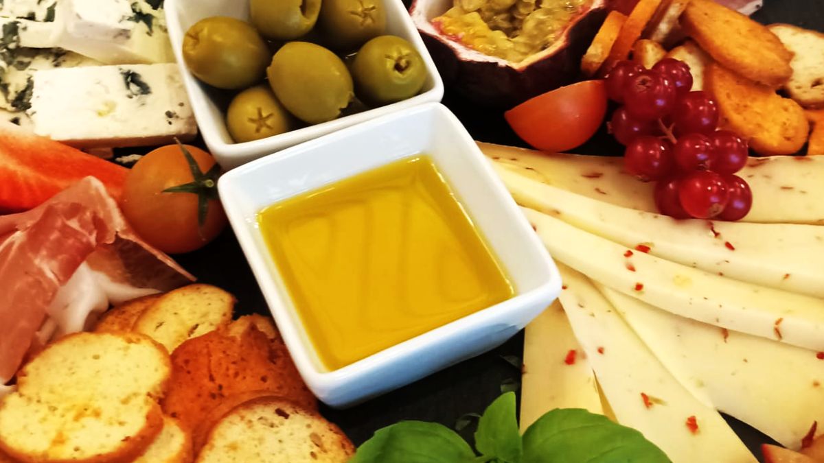 Z 30 olivových olejů prošly testem jen dva. Pesticidy našli i v bio výrobcích, které stojí přes 600 Kč za litr