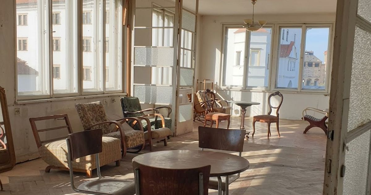 Retro židle z českých půd se prodávají za více než 100 000 Kč. Sběratelský trh s nábytkem z éry socialismu rychle roste