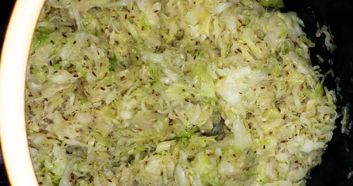 15 gramů soli na kilo zelí a křupavost jako od babičky. Kdo dá víc nebo míň, skončí s měkkou katastrofou, kterou nelze zachránit