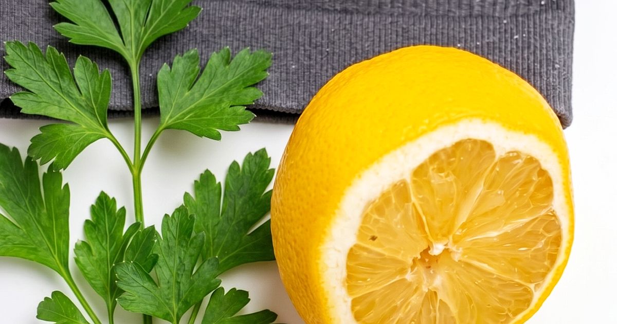 Na podzim se záněty močových cest vracejí nejčastěji. Domácí směs z petrželky a citrónu je přírodní antibiotikum za pár korun