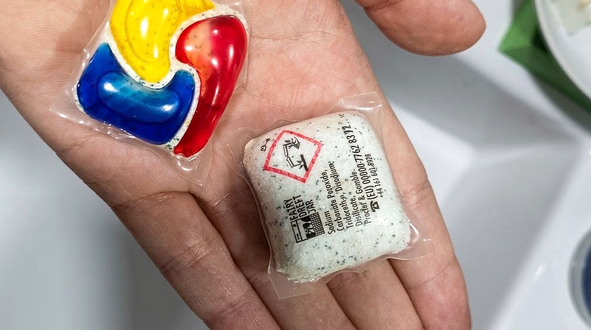 Tableta do myčky vyčistí koupelnu za 30 minut bez drhnutí. Stačí ji rozpustit v teplé vodě a nechat působit na sprchu, vanu i WC