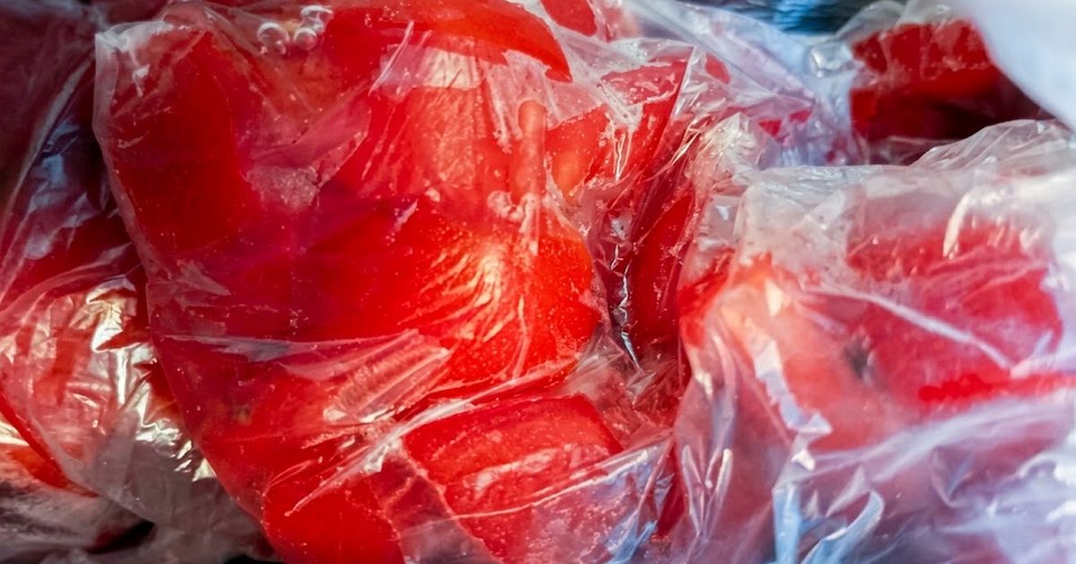 Kdo rajčata jen mrazí, přichází o jejich chuť i vůni. Tři metody, jak si úrodu uchovat tak, aby za to v zimě stálo