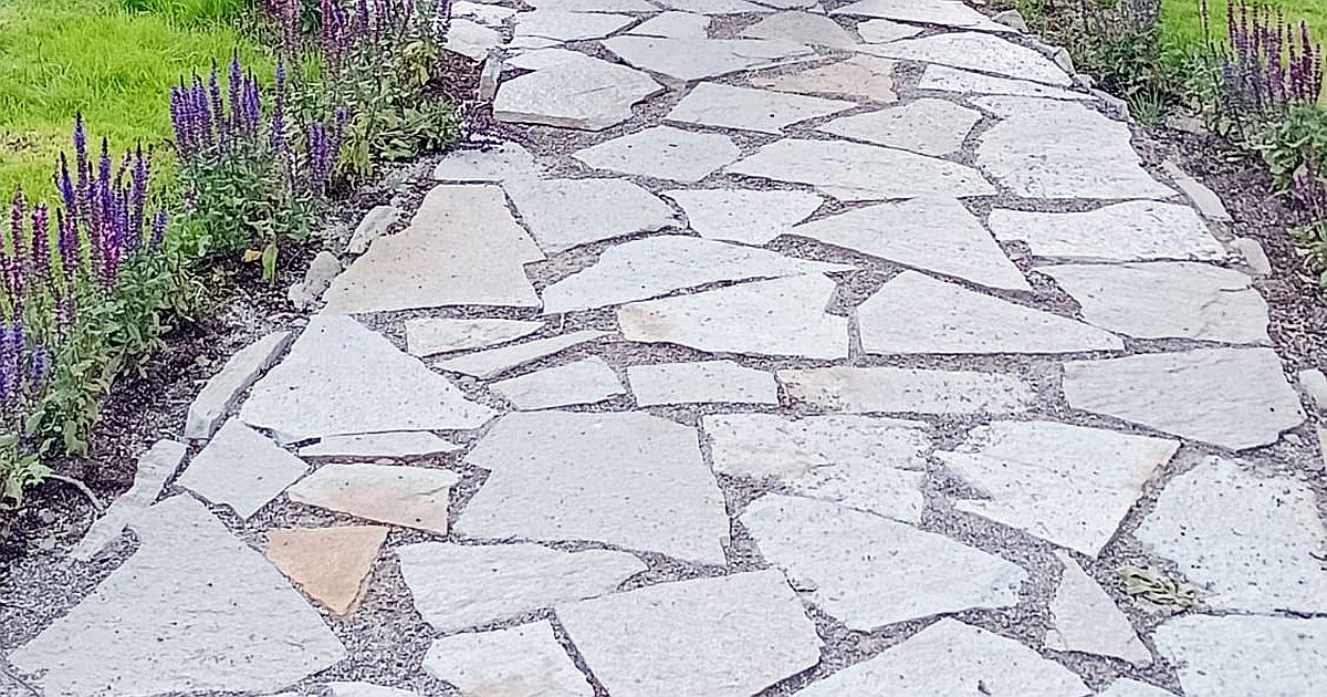 Většina lidí platí za zahradní chodník desítky tisíc. Přitom stačí stavební odpad, kameny a jedno odpoledne práce