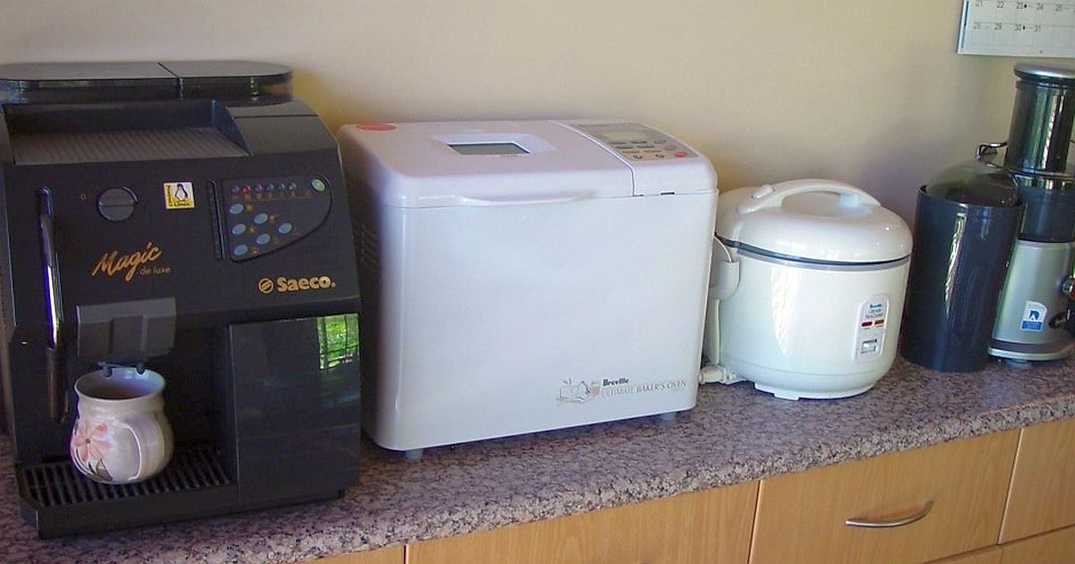 Kávovar v zásuvce žere proud, i když spíte. Součet tichých odběrů v domácnosti přesáhne 3 000 Kč ročně a většina lidí to netuší