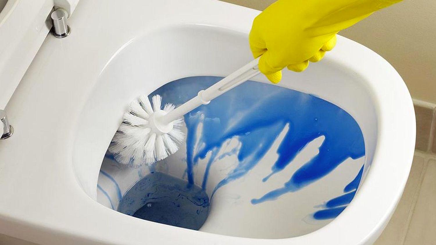 Чем эффективно отмыть унитаз. Мытье унитаза. Чистка унитаза. Для мытья туалета. Уборка ванной комнаты.