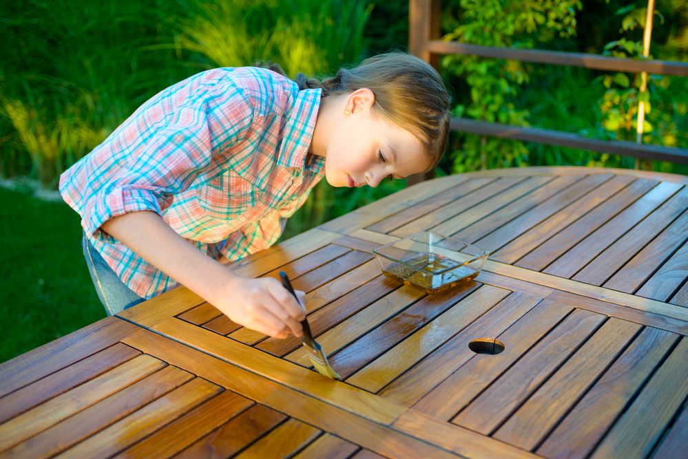 Dřevěný nábytek může být náchylný na poškození, ale existuje několik způsobů, jak ho skvrn zbavit – pomůže třeba slunečnicový olej.
