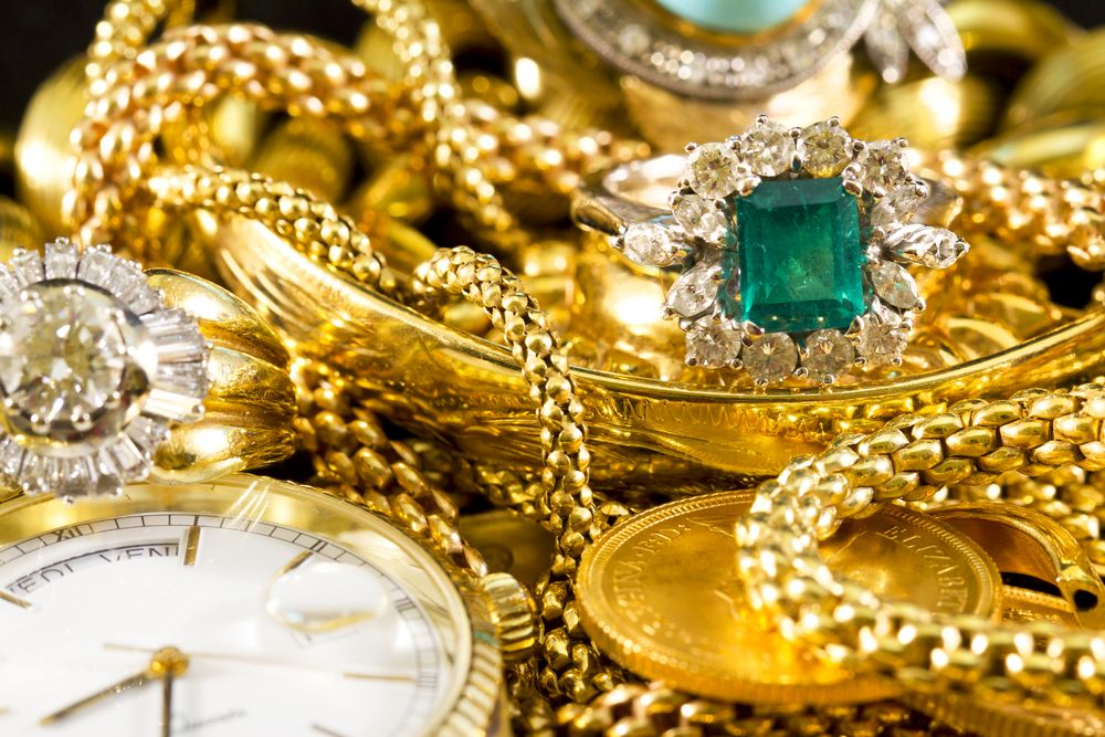 Pokud máte šperky s drahými kameny nebo hodnotnými kovy, pak se na ně sůl nehodí – všechny ostatní však vyčistí spolehlivě.