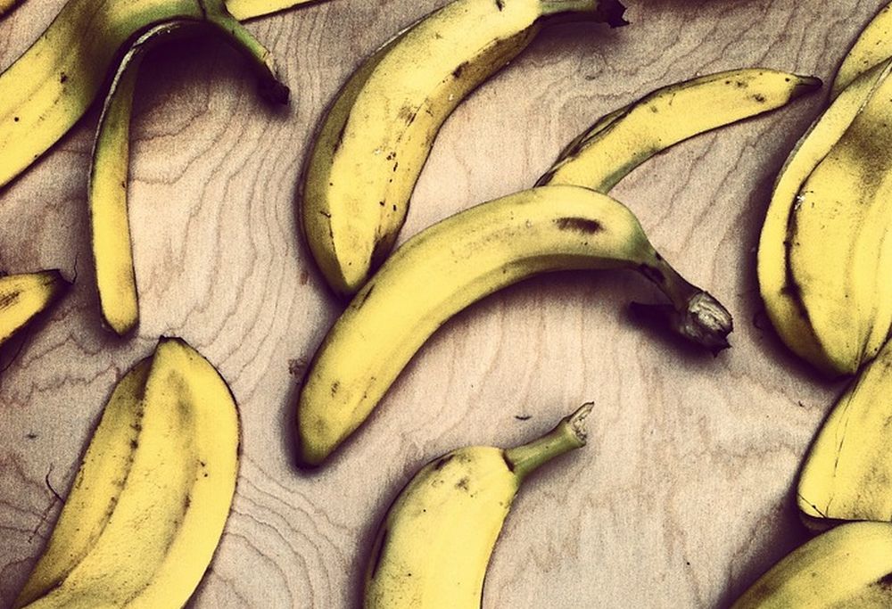 Nálepky na banánech obsahují informace o způsobu jejich pěstování. Rozhodně se tedy vyplatí vědět, co přesně znamenají.