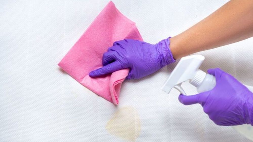 Pro okamžité ošetření použijte papírové ručníky, které pohltí co nejvíce moči