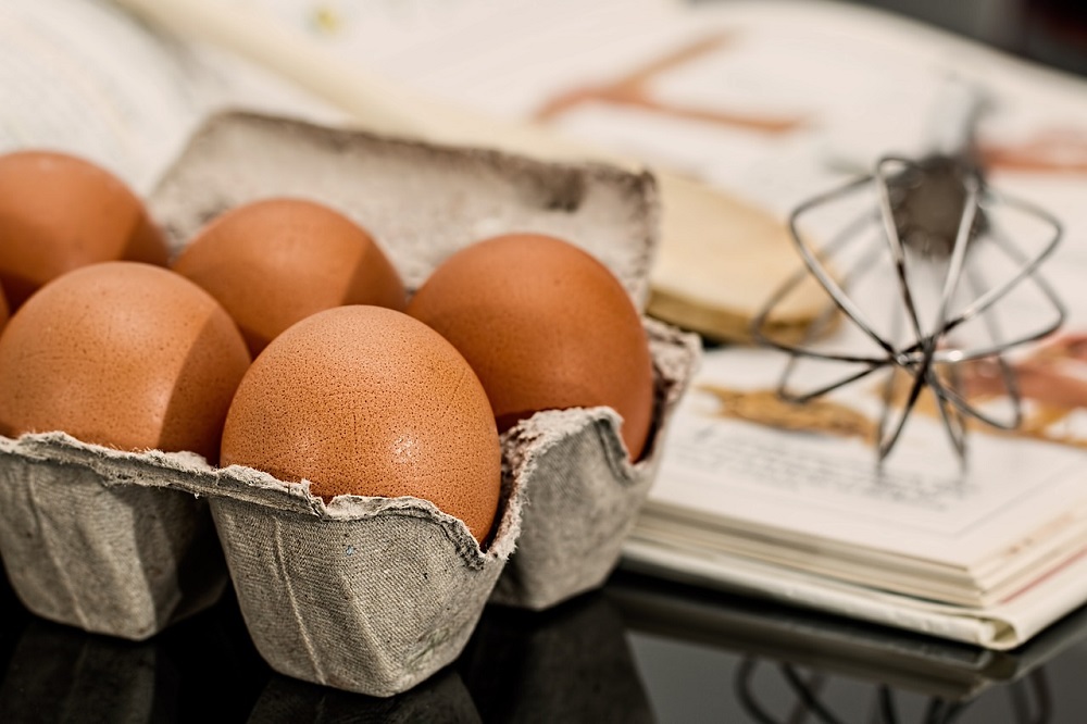 Jaký je rozdíl mezi koupenými bílými a hnědými vejci