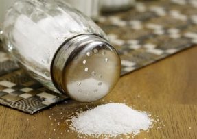 Jak použít sůl pro absorbování vlhkosti v domácnosti
