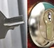 Zlomený klíč v zámku není problém: Za 5 sekund je venku, chce to jen tavné lepidlo