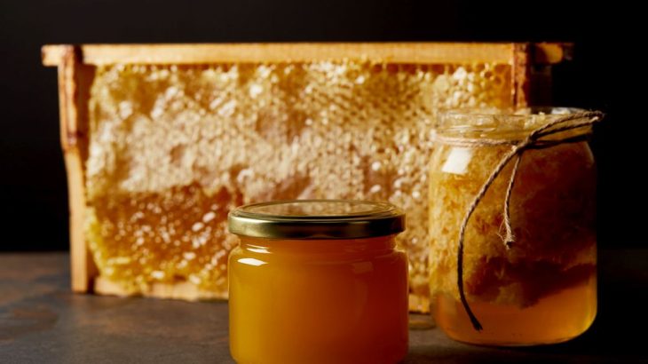 Falešný med lze poznat několika způsoby, ať už pomocí konzistence, chuti nebo jeho charakteristické a velmi příjemné vůně.
