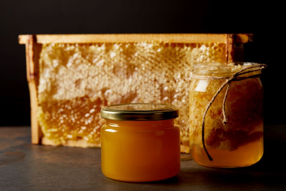 Falešný med lze poznat několika způsoby, ať už pomocí konzistence, chuti nebo jeho charakteristické a velmi příjemné vůně.