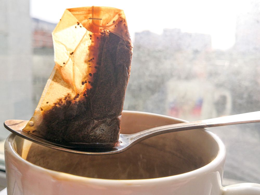 Proč dávat použité čajové sáčky do dřezu