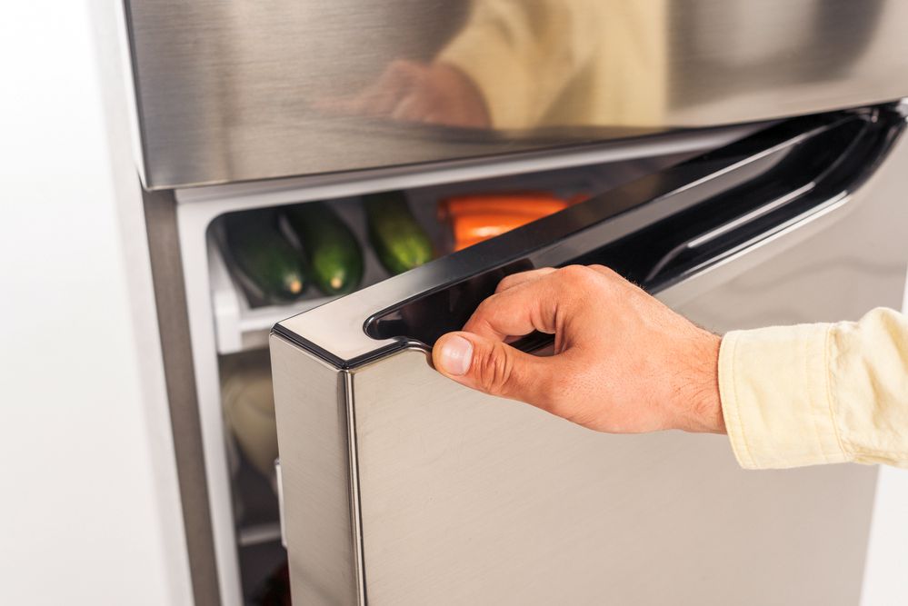Jak udržet lednici vždy perfektně čistou díky použití obyčejné fólie