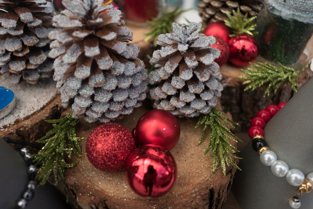 Jak vyrobit dekorativní vánoční stromeček z obyčejných šišek