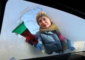 Jak rozmrazit okna u auta v zimě