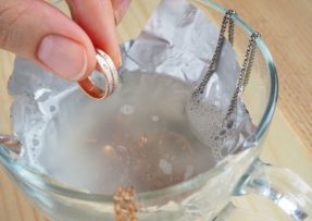 Jak vyčistit stříbrné šperky domácími prostředky – budou jako nové