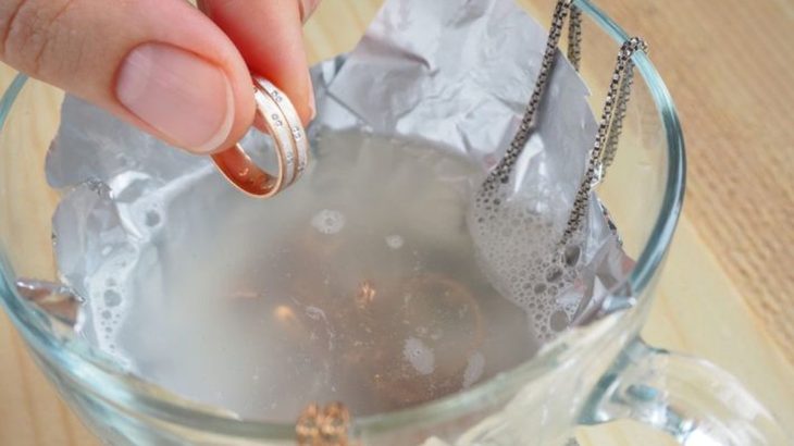 Jak vyčistit stříbrné šperky domácími prostředky – budou jako nové
