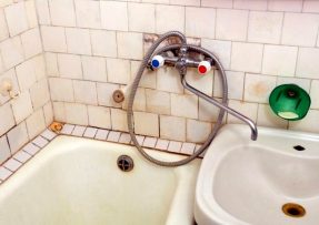 Jak vyčistit koupelnu s pomocí peroxidu vodíku na dlouho