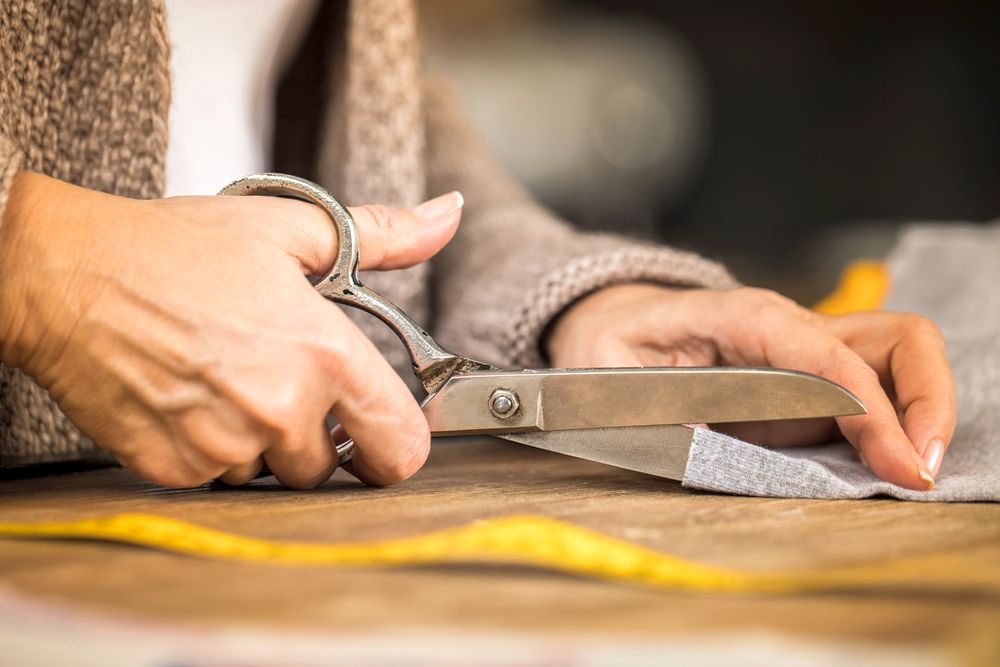Jak jednoduše nabrousit tupé nůžky bez brousku – možností je řada