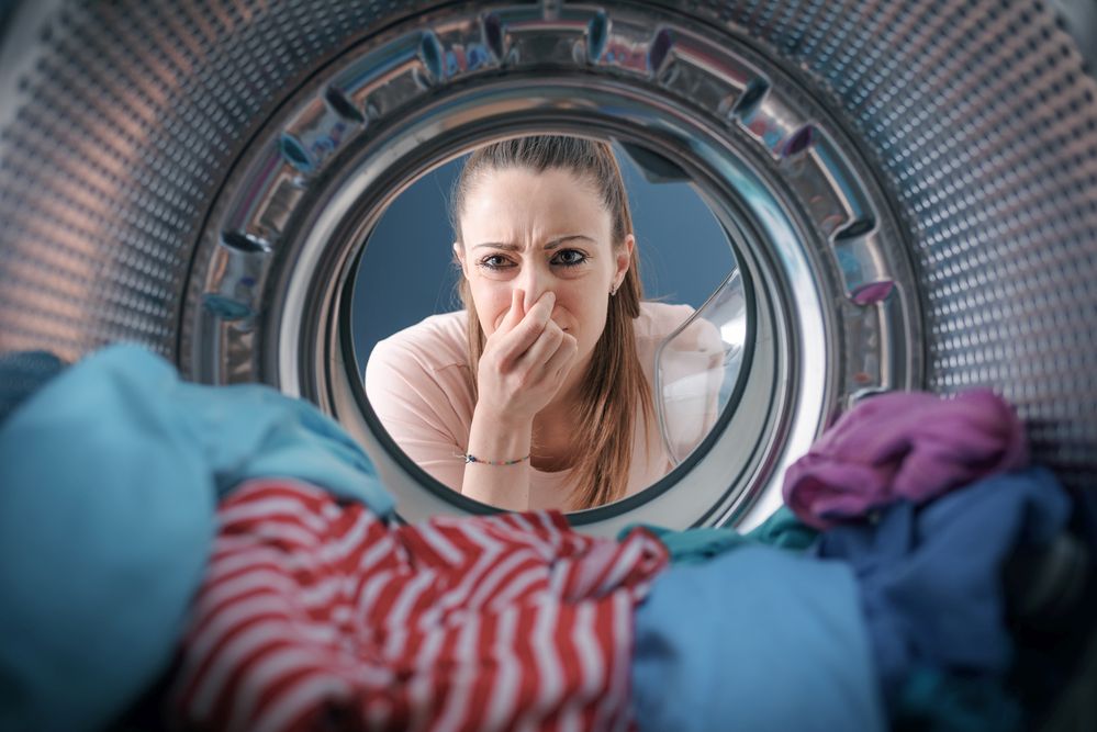 Pokud se potýkáte s nepříjemným aroma, které se line z vaší pračky, musíte rychle zasáhnout – uvnitř totiž začaly bujet škodlivé plísně