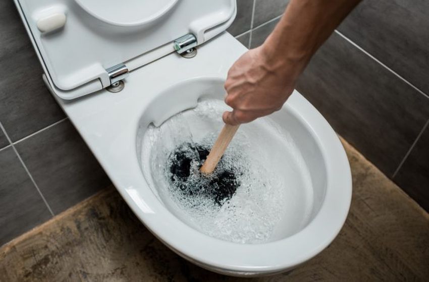 Pokud si chcete udržet toaletu vždy svěží a perfektní čistou, využijte trik s obyčejnou moukou – hodí se jakákoli