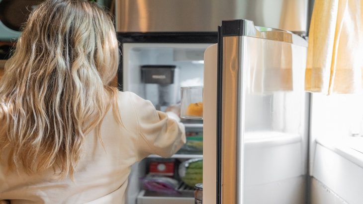 Jak udržet lednici vždy perfektně čistou díky použití obyčejné fólie