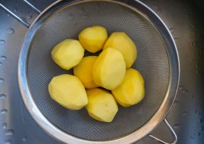 Jak zkrátit dobu vaření brambor