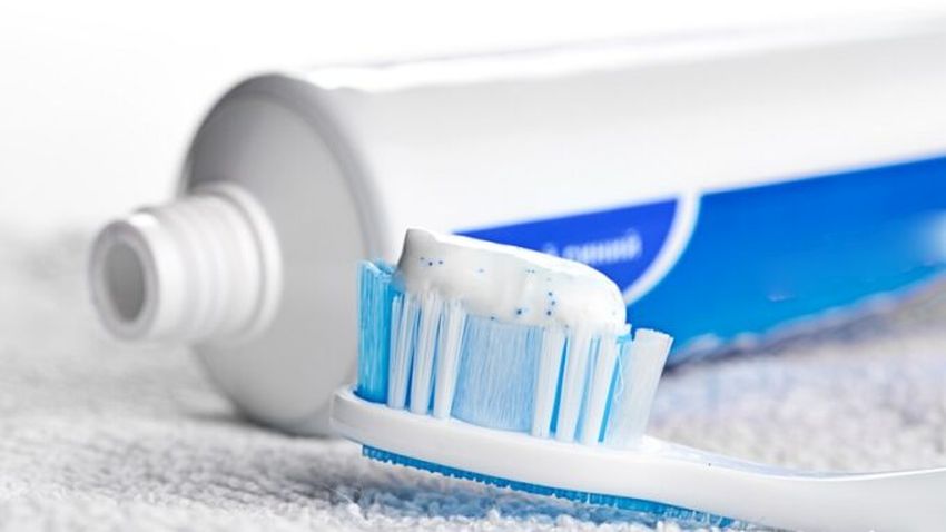 Pokud chcete svůj plynový sporák vyčistit, můžete si k ruce vzít zubní pastu – její aplikace je mnohem jednodušší, než si myslíte.