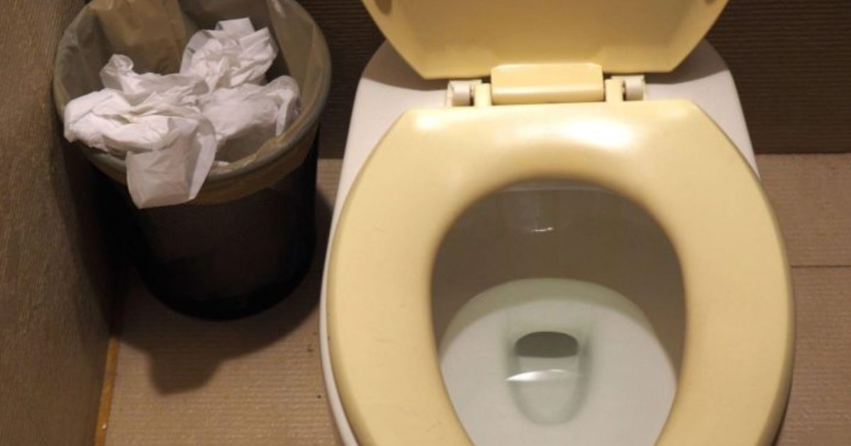 Nepříjemné pachy ze záchodu zmizí cobydup, pomůže obyčejný čajový sáček